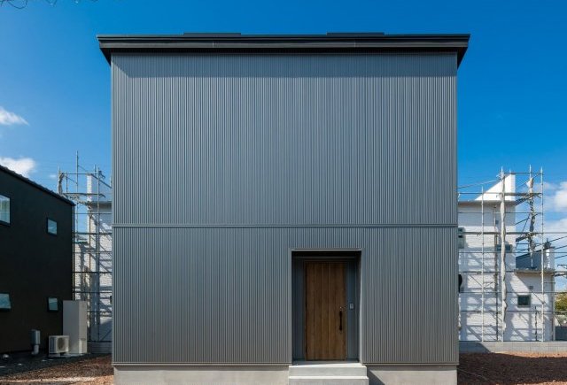 メタリックカラーのガルバリウムの家