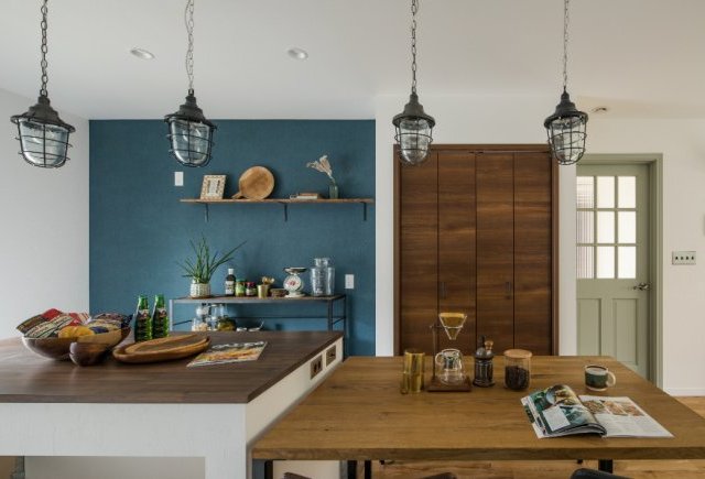 アイランドカウンターのあるシンプルデザインの家