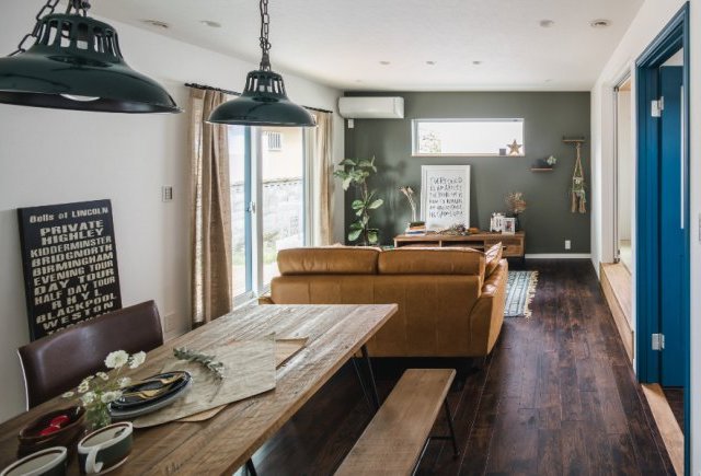 ポーチリビングのある黒い家