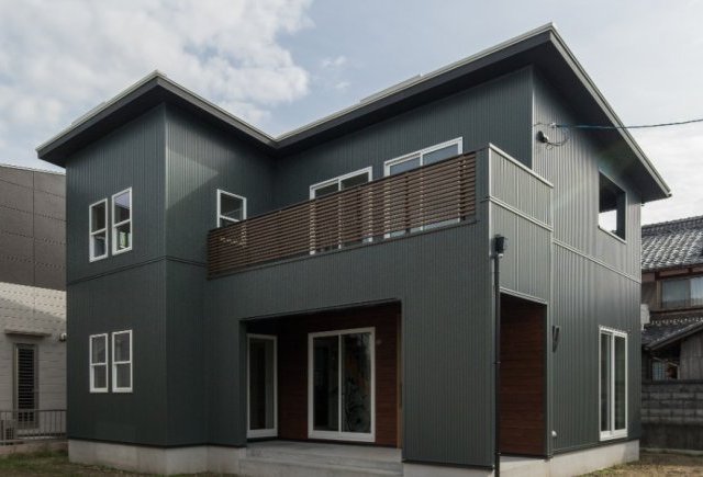 モスグリーンのガルバリウムの家