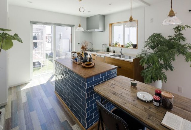 ブルーのアイランドカウンターがある家