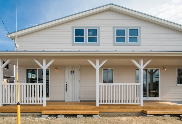 アクセントクロスが個性的なカリフォルニアスタイルの家