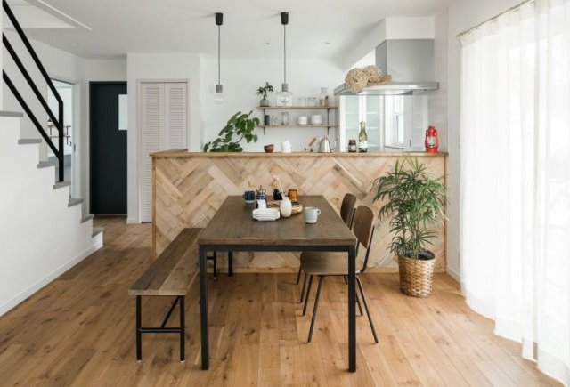 ヘリンボーン柄のキッチンのある家