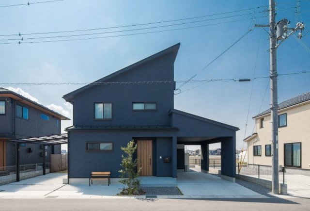 ブラックの外観が目を惹く家