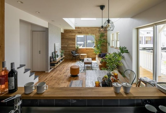 湖畔に建つカリフォルニアスタイルの家