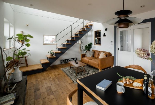 ブラックのアイアン階段がある家