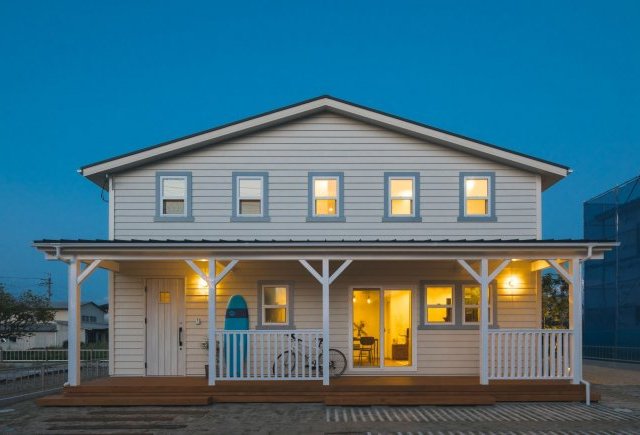 カバードポーチのあるカリフォルニアスタイルの家