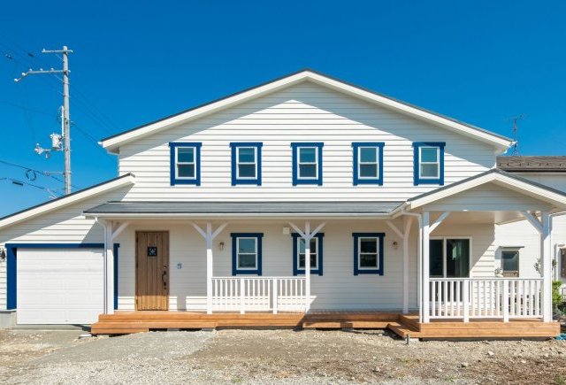 ビルトインガレージとポーチリビングのある家