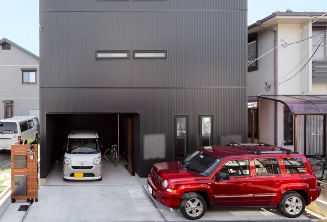 ガレージ×3階建ての家