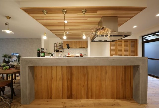 アイランドキッチンのあるナチュラルスタイルの家