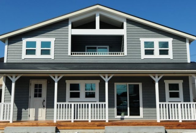 グレーの外観が目を惹くアメリカンスタイルの家