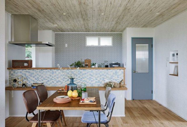 爽やかなブルーのタイルが素敵なキッチンのある家