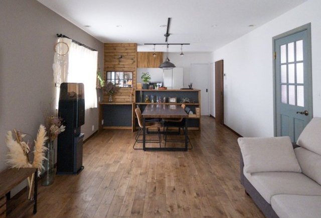 グレーのアクセントが映えるお家