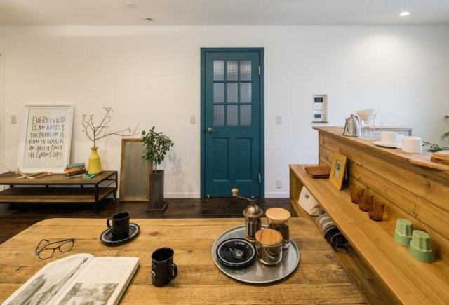 爽やかなブルーのリビングドアのお家			