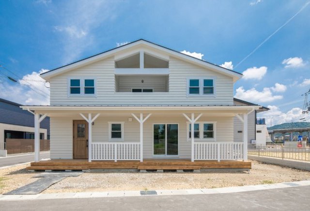 白いカリフォルニアスタイルの家