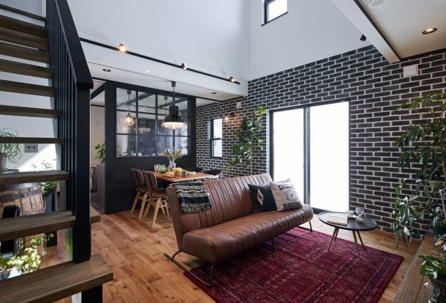 ガラスウォールとタイルの家