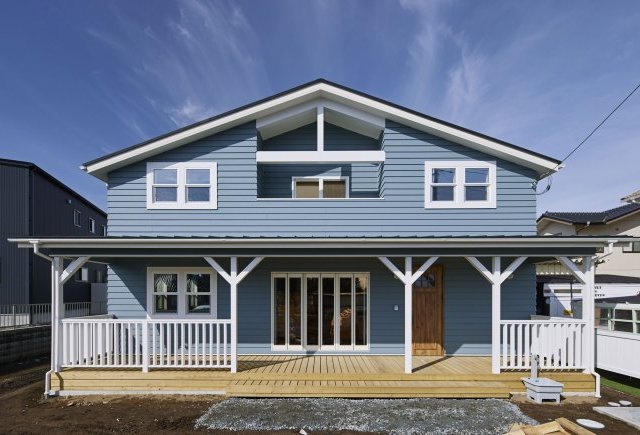 爽やかなブルーがアクセントの吹き抜けのある家