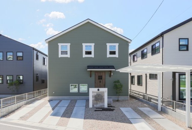 グリーンの外観が目を惹くカリフォルニアスタイルの家