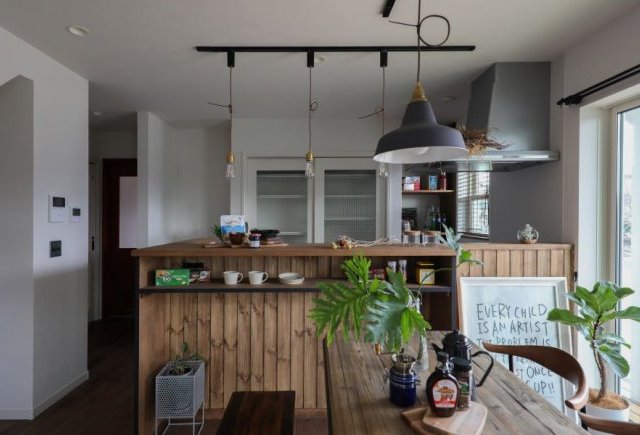 ポーチリビングがあるブルーのカリフォルニアスタイルの家