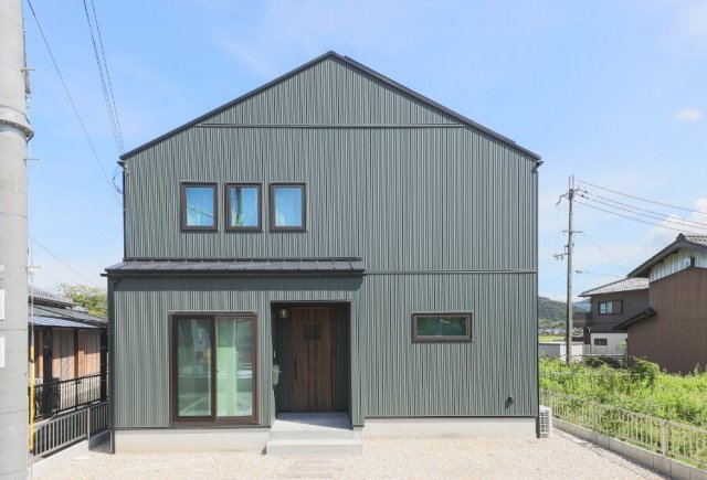 ガルバリウムの家