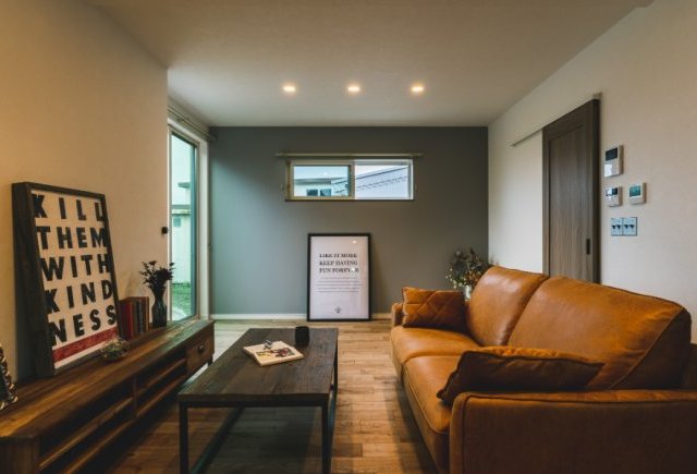 ダークな色合いのカリフォルニアスタイルの家