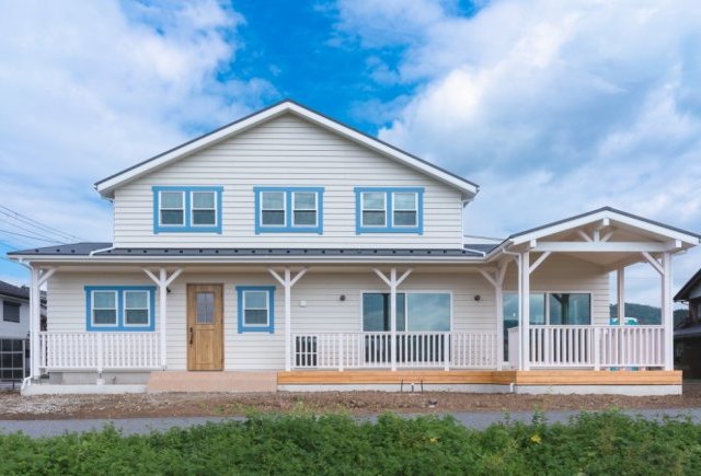 ポーチリビングのあるサーファーズハウス	