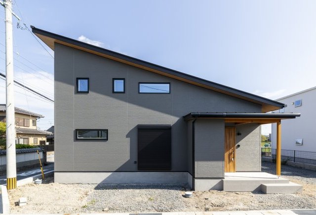 片流れ屋根×アイアン階段の家