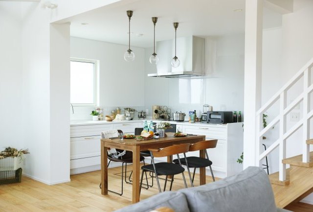 L型キッチンのカリフォルニアハウス