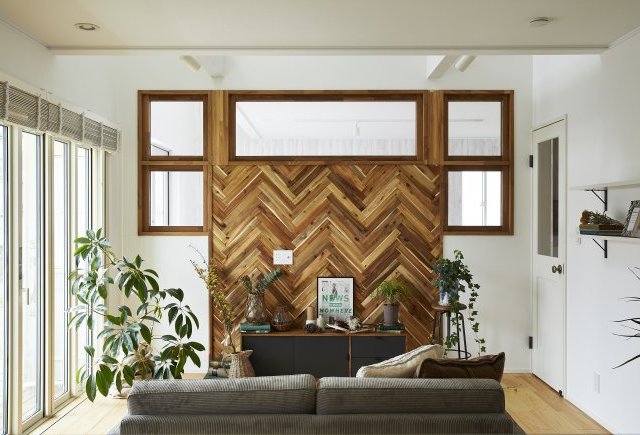 ヘリンボーンのアクセントウォールがあるカリフォルニアスタイルの家