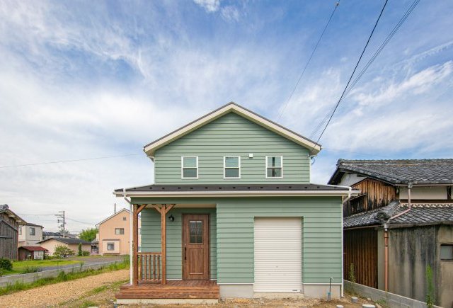 書斎のあるカリフォルニアスタイルの家