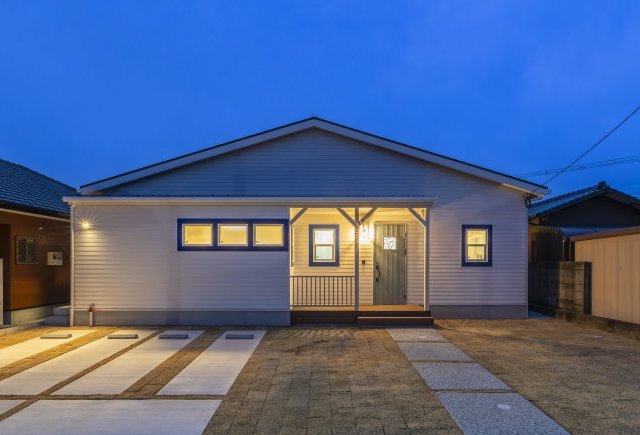 中庭のあるカリフォルニアスタイルの家