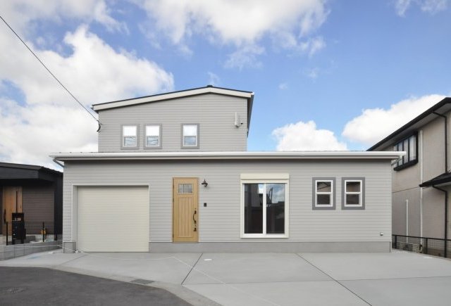 ガレージのあるカリフォルニアハウス